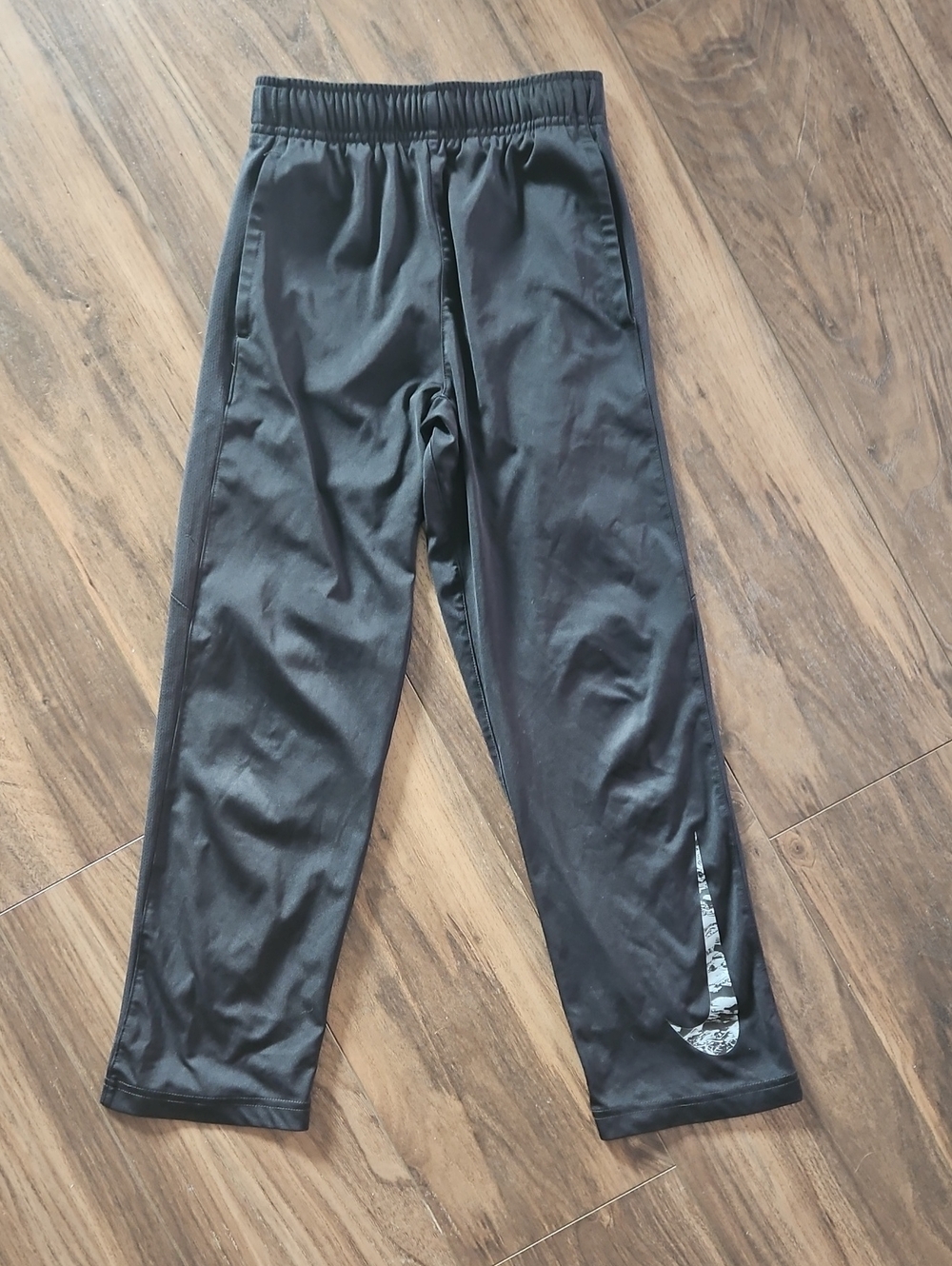 Nike Black Girls Athletic Jogger Sweatpants with Graphic Swoosh
